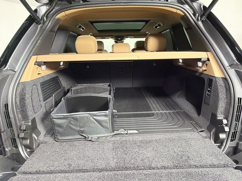 New 2026 Eiger Grey Land Rover SE image 28