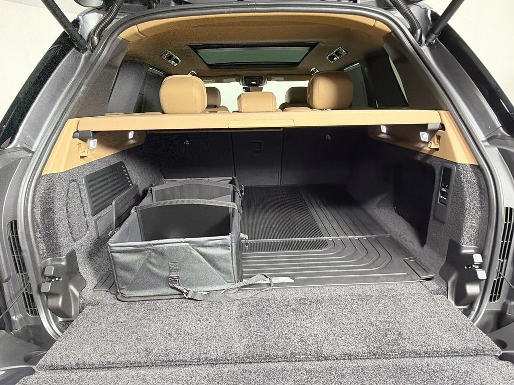 New 2026 Eiger Grey Land Rover SE image 28