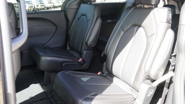 New 2026 Diamond Black Crystal Pearl-Coat Exterior Paint Chrysler Select image 13