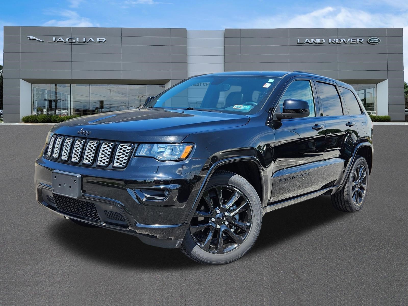 Used 2019 Diamond Black Crystal Pearlcoat Jeep Altitude image 1
