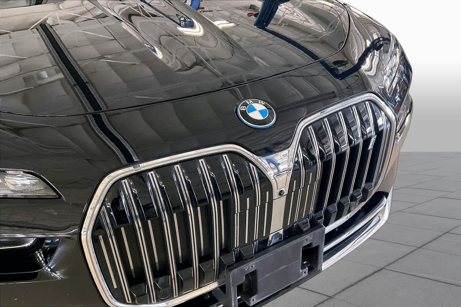 Used 2024 Black Sapphire Metallic BMW xDrive60 image 29