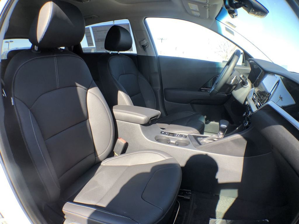 Used 2022 White Kia EX Premium image 57