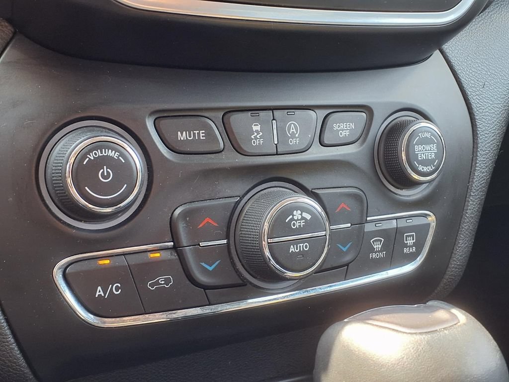 Used 2020 Black Jeep Latitude Lux 4x4 image 22