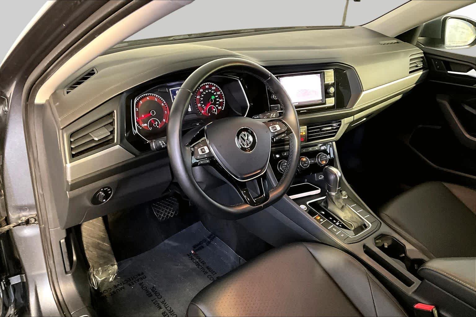 Used 2019 Platinum Gray Metallic Volkswagen SE image 18