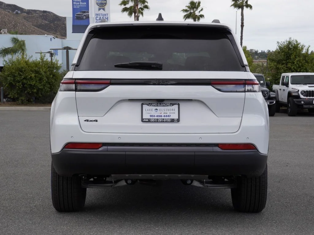 New 2026 Bright White Clear-Coat Exterior Paint Jeep Altitude image 5