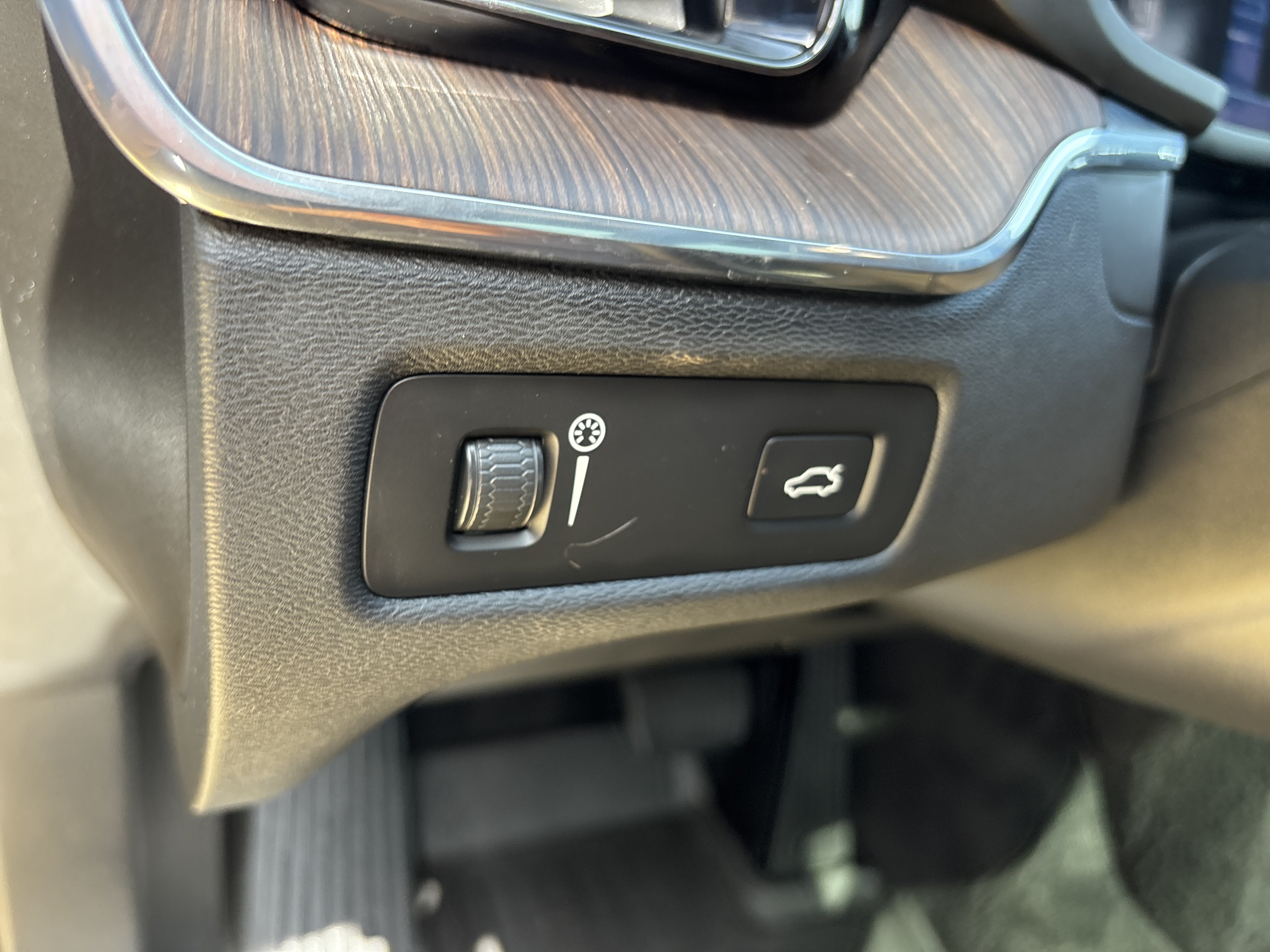 Used 2022 Onyx Black Metallic Volvo Momentum image 22
