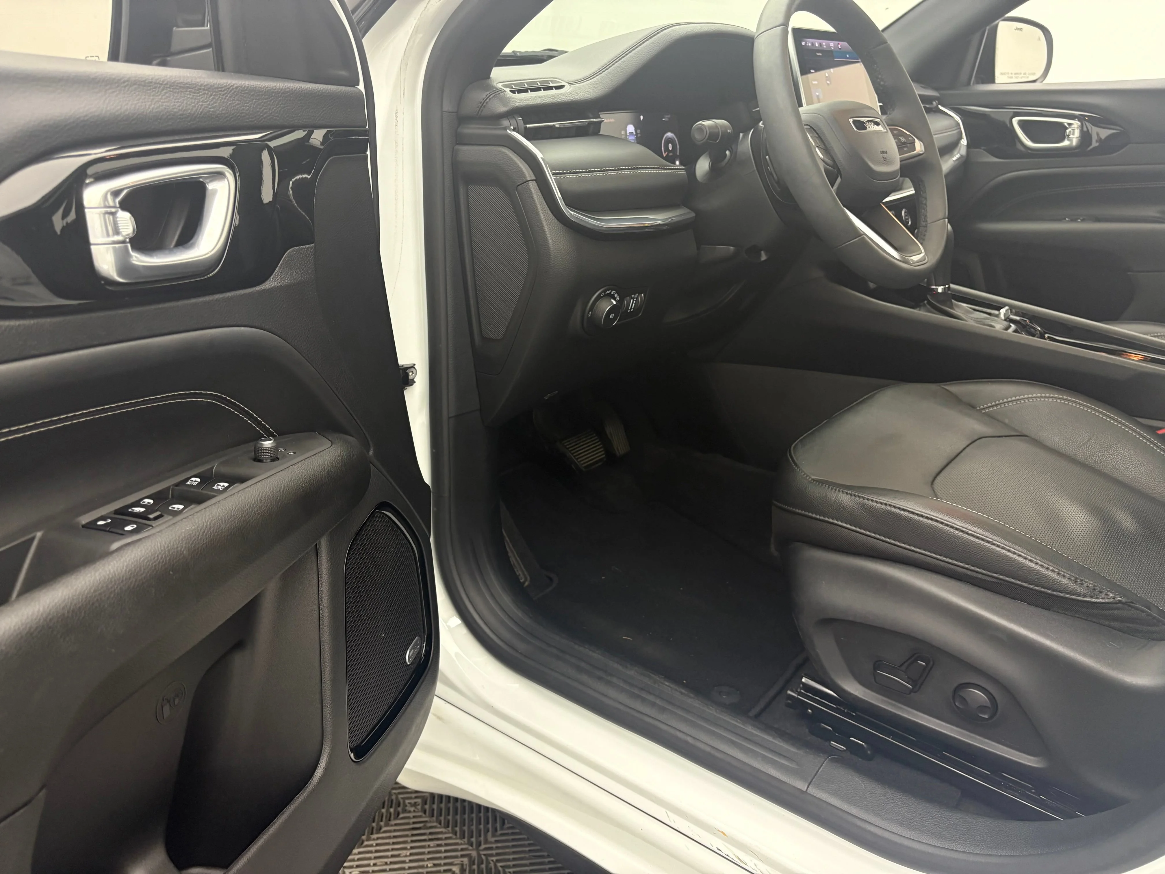 Used 2023 White Jeep High Altitude image 14