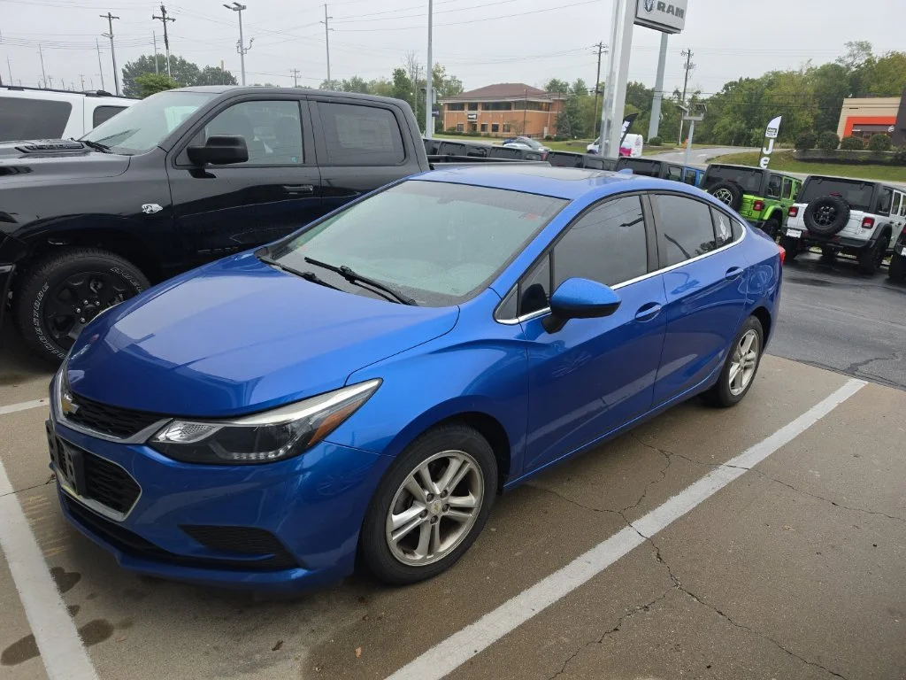 Used 2017 Chevrolet Cruze LT with VIN 1G1BE5SM6H7159995 for sale in Florence, KY
