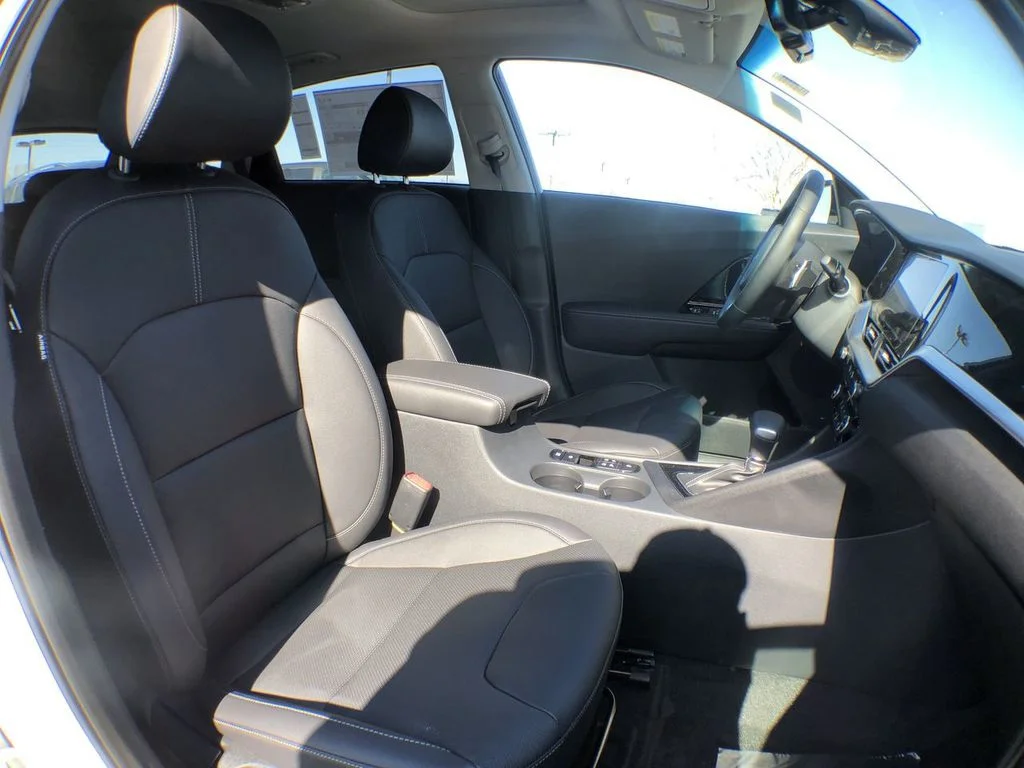 Used 2022 White Kia EX Premium image 57