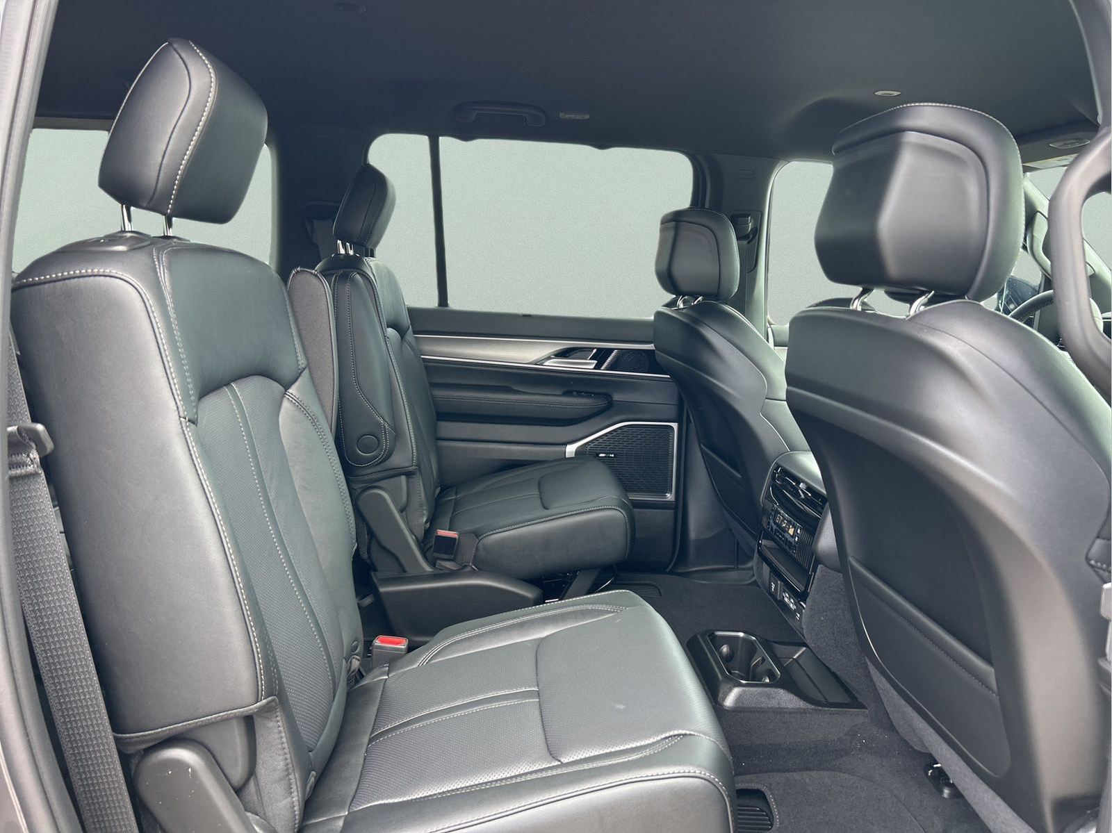 New 2026 Baltic-Gray Metallic Clear-Coat Exterior Paint Jeep Limited Altitude image 29