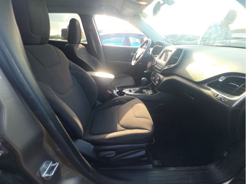Used 2019 Light Brownstone Pearlcoat Jeep Latitude image 15