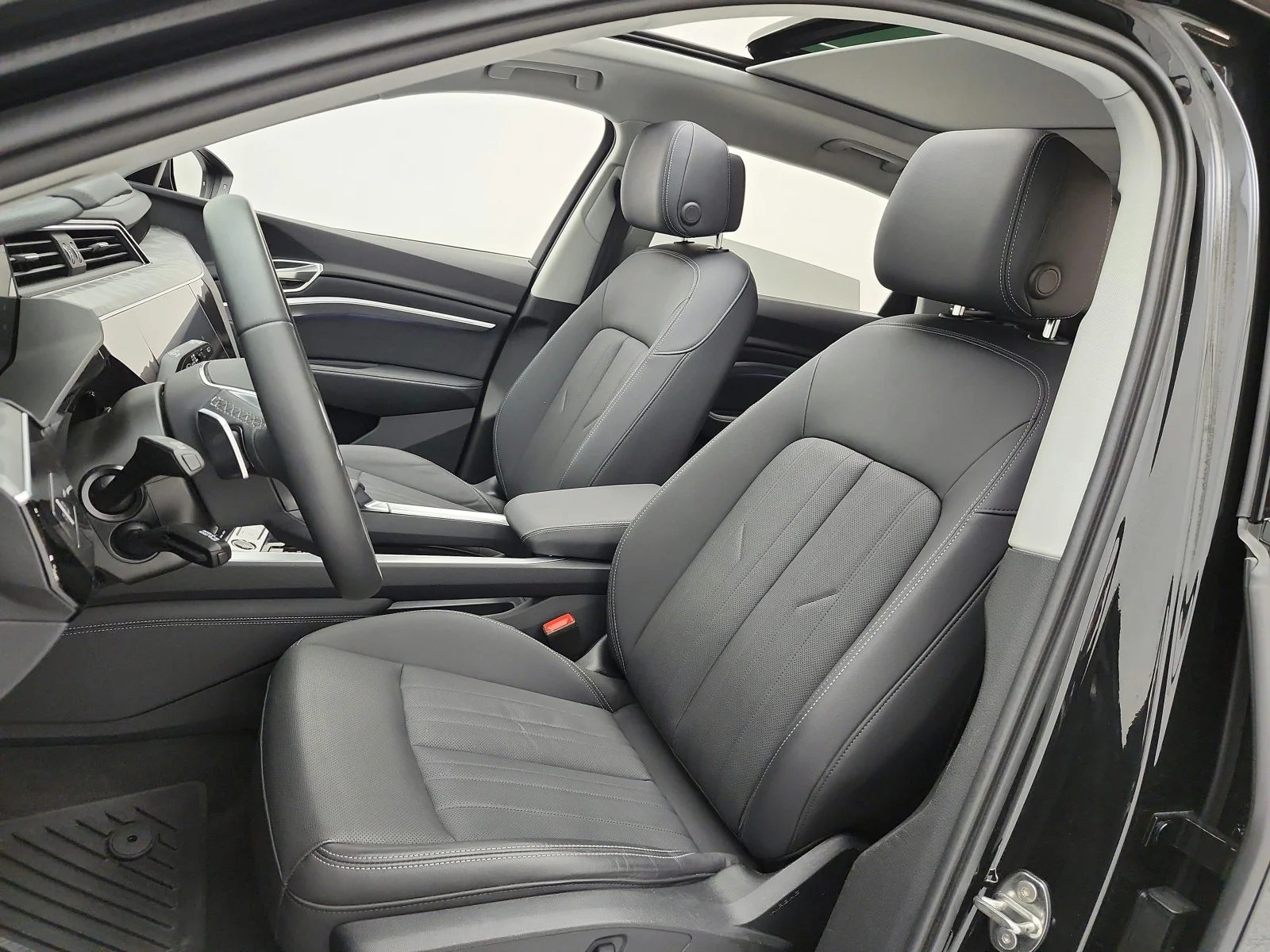 Used 2024 Mythos Black Metallic Audi Premium Plus quattro image 10