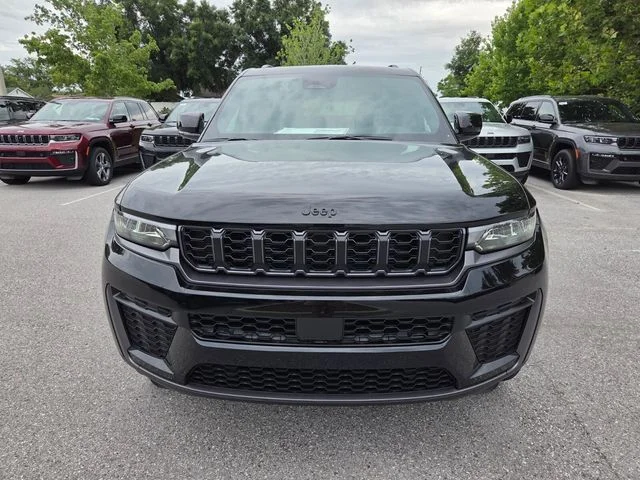 New 2026 Diamond Black Crystal Pearl-Coat Exterior Paint Jeep Laredo Altitude image 17