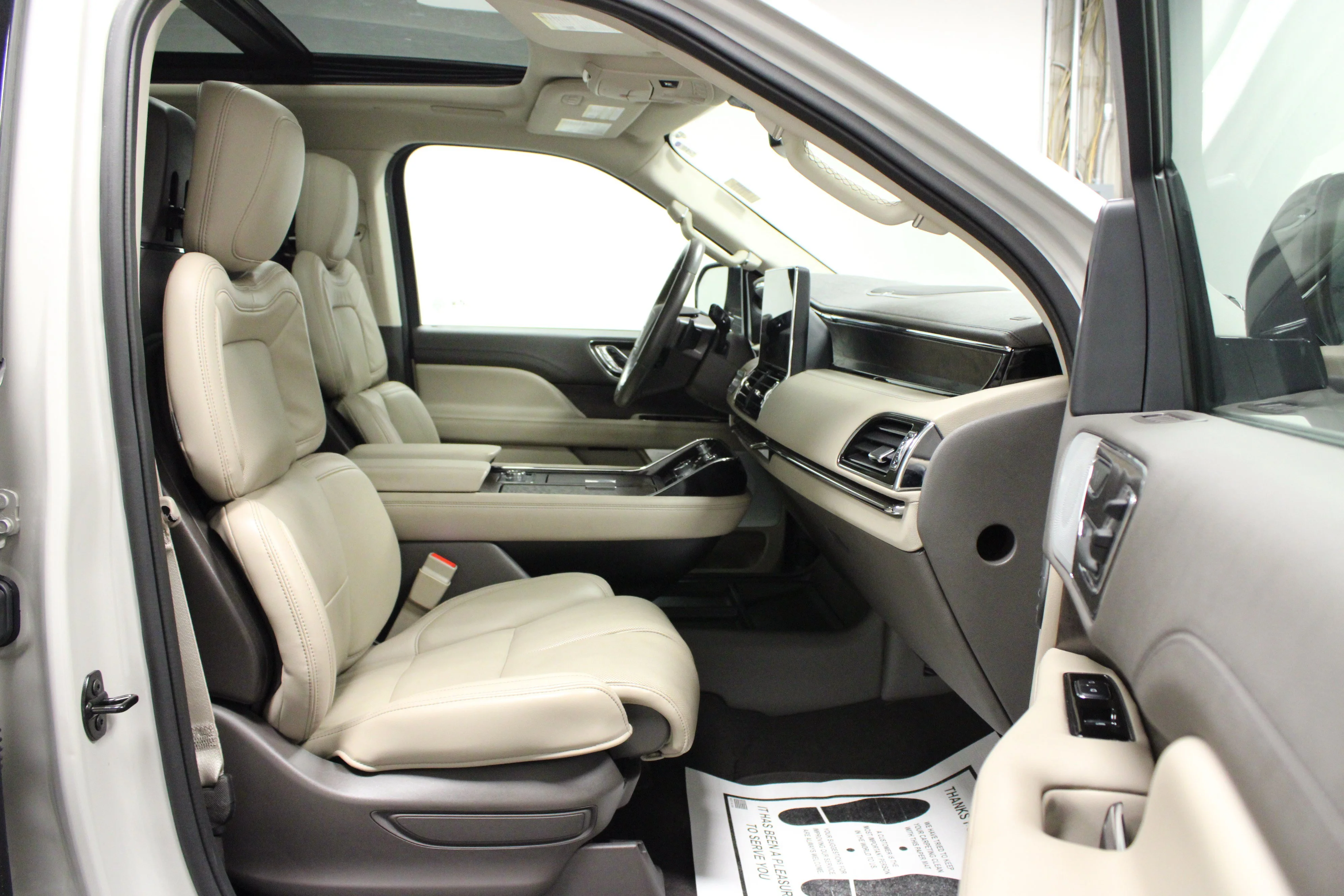Used 2024 Ceramic Pearl Metallic Tri-Coat Lincoln Reserve image 17