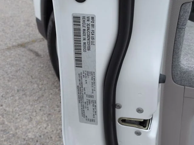 Used 2022 White Jeep Latitude image 36