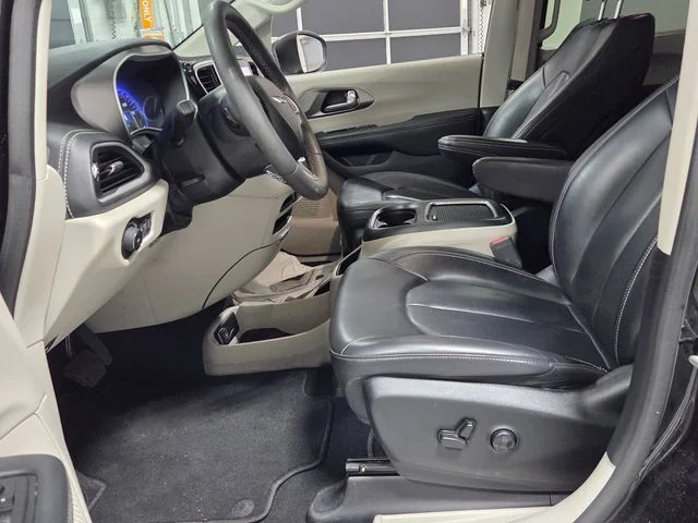 Used 2023 Black Chrysler Touring L image 5