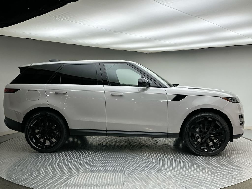 New 2026 Borasco Grey Land Rover SE image 4
