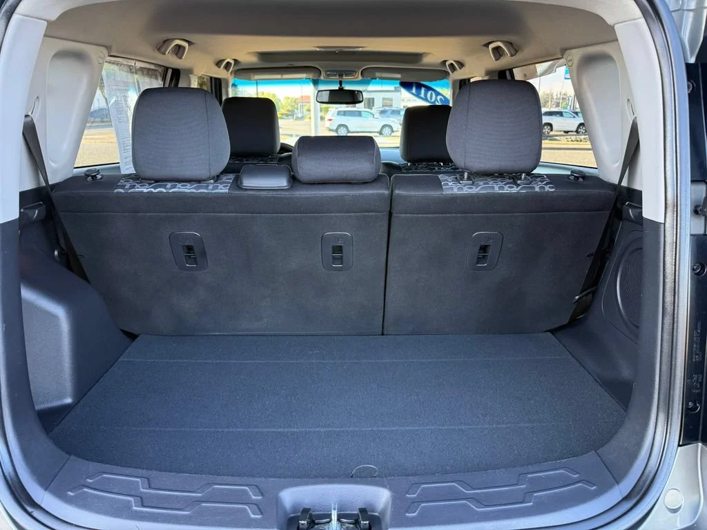Used 2011 Titanium Kia + image 11