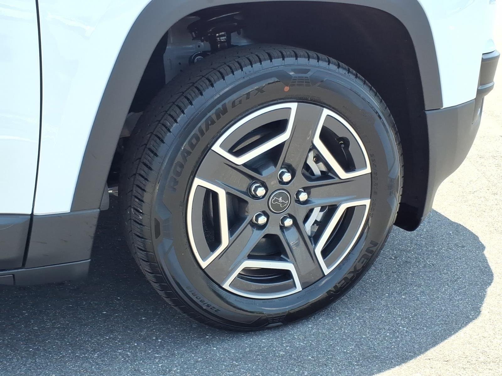 New 2026 Bright White Clear-Coat Exterior Paint Jeep Limited image 14