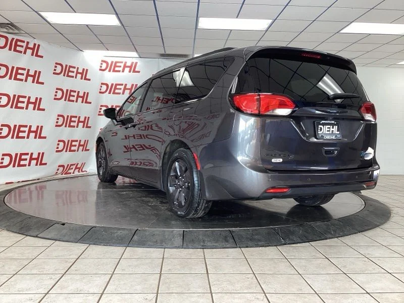 Used 2020 Gray Chrysler Touring L image 5