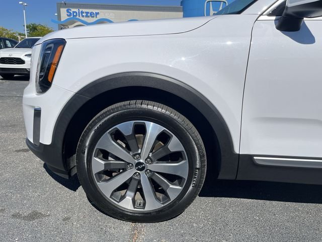 Used 2022 White Kia S image 21