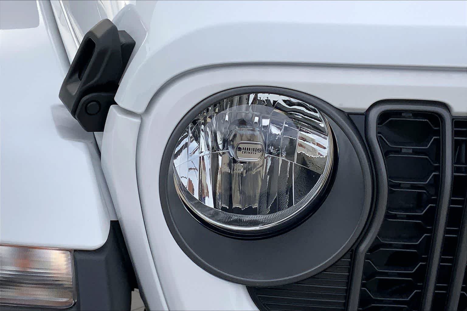New 2026 Bright White Clear-Coat Exterior Paint Jeep Sport S image 13