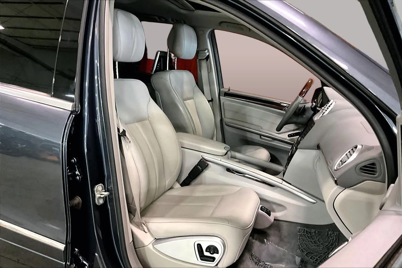 Used 2011 Black Mercedes-Benz GL 550 image 8