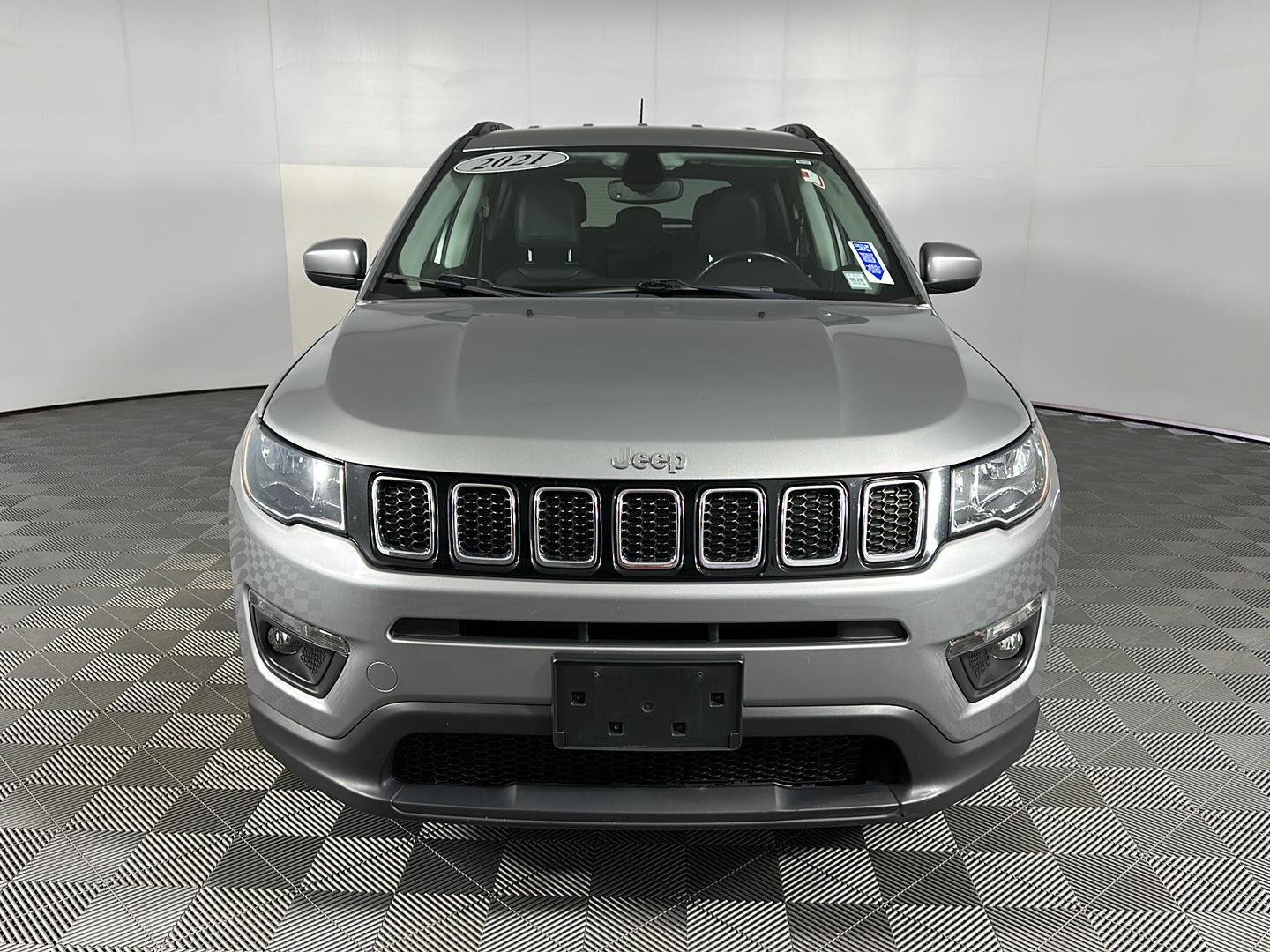 Used 2021 Billet Silver Metallic Clearcoat Jeep Latitude image 4
