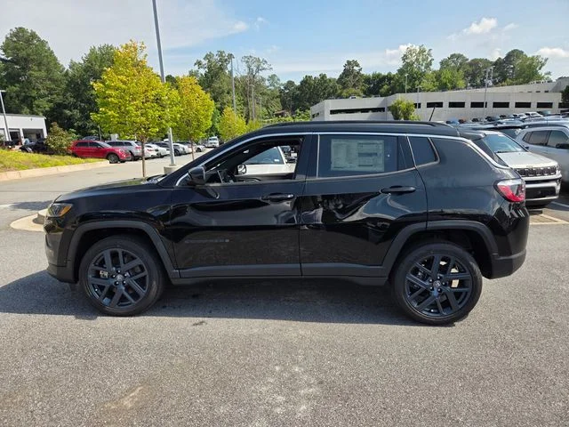 New 2026 Diamond Black Crystal Pearl-Coat Exterior Paint Jeep  image 4
