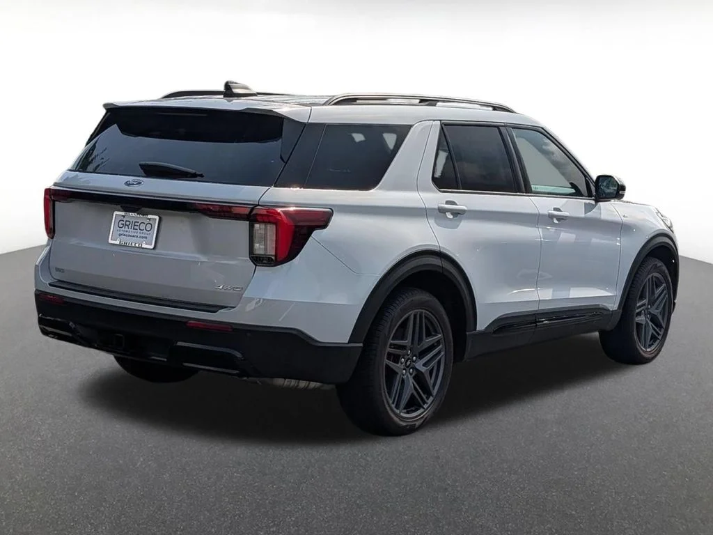 New 2026 Space White Metallic Ford ST-Line image 3