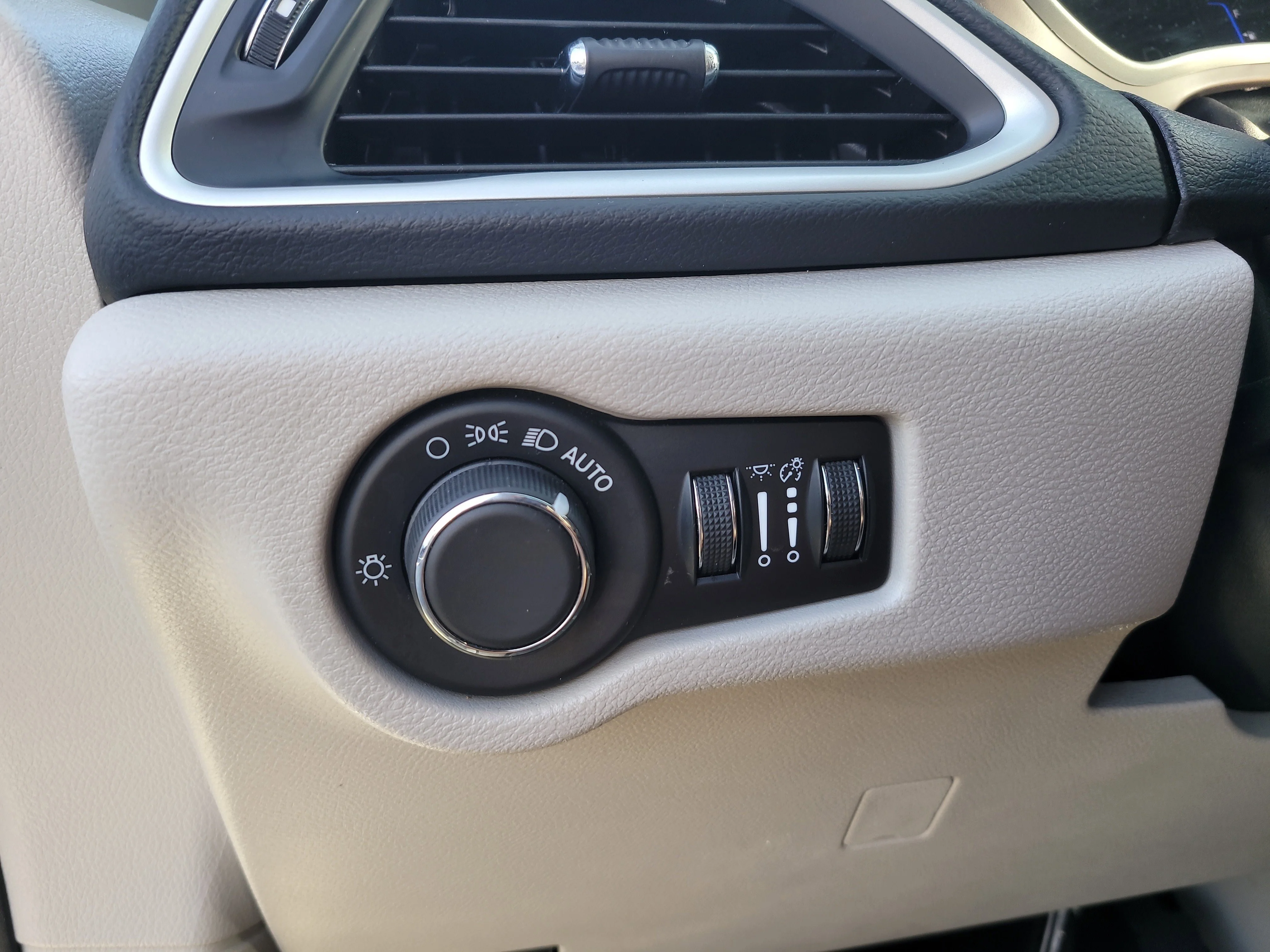 Used 2023 Bright White Clearcoat Chrysler LX image 30