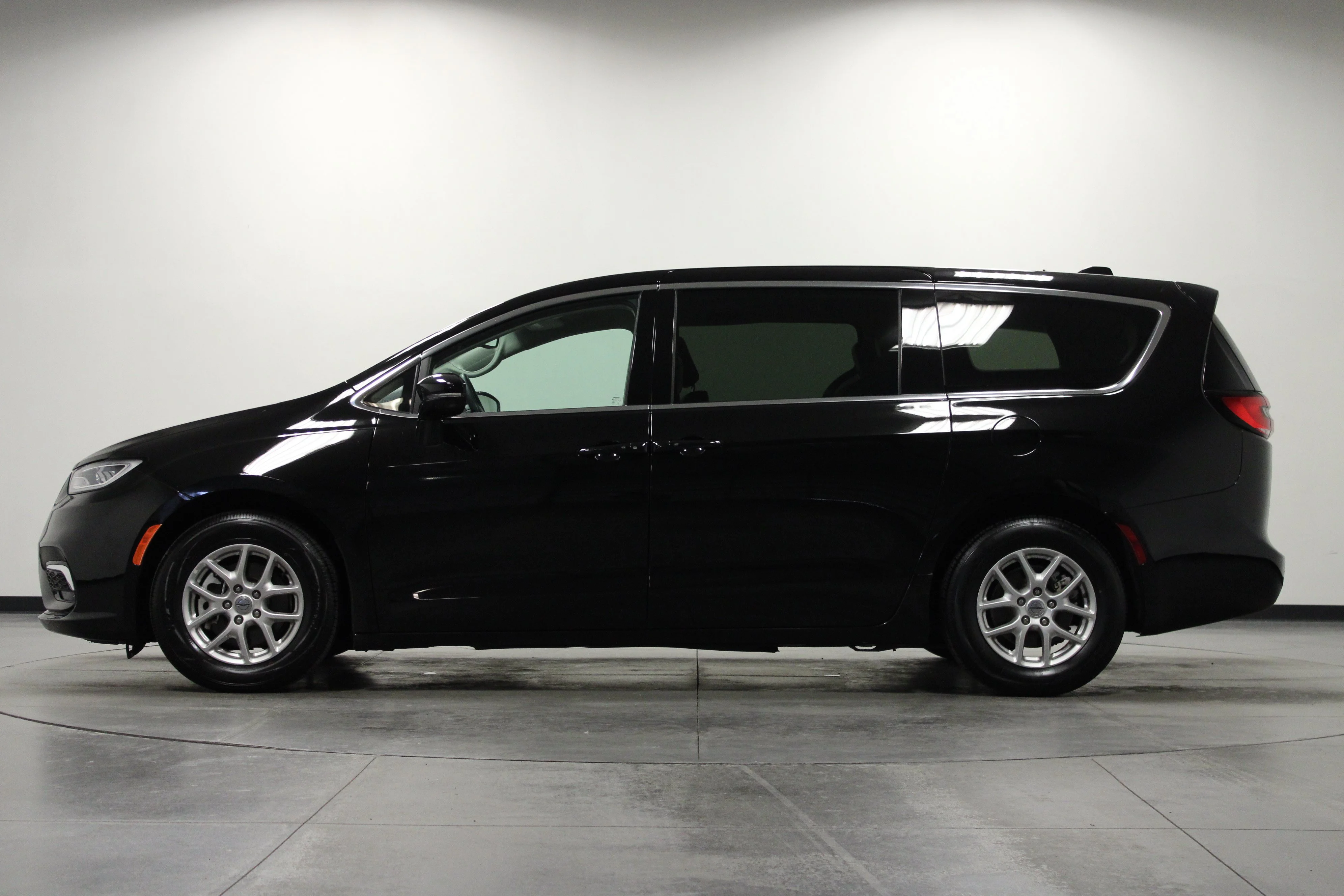 Used 2024 Diamond Black Crystal Pearlcoat Chrysler Touring L image 7