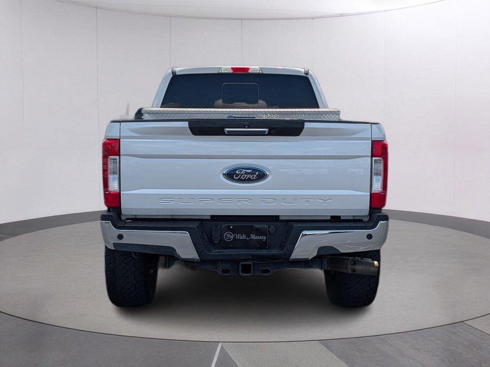 Used 2017 White Platinum Metallic Tri-Coat Ford Lariat image 4