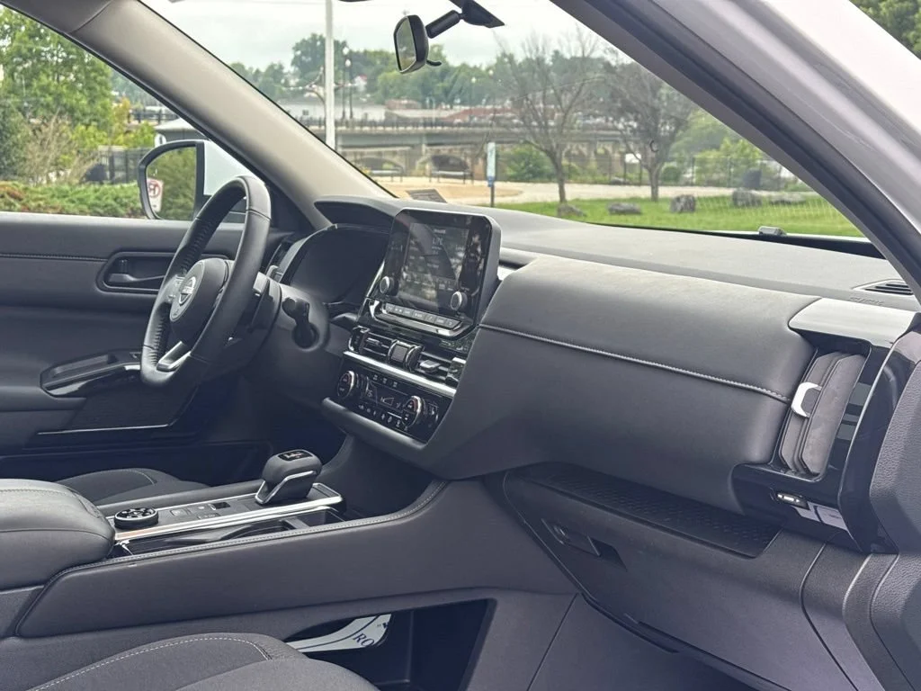 Used 2025 Everest White Nissan SV image 10