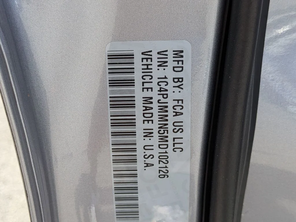 Used 2021 Silver Jeep Latitude Lux image 30