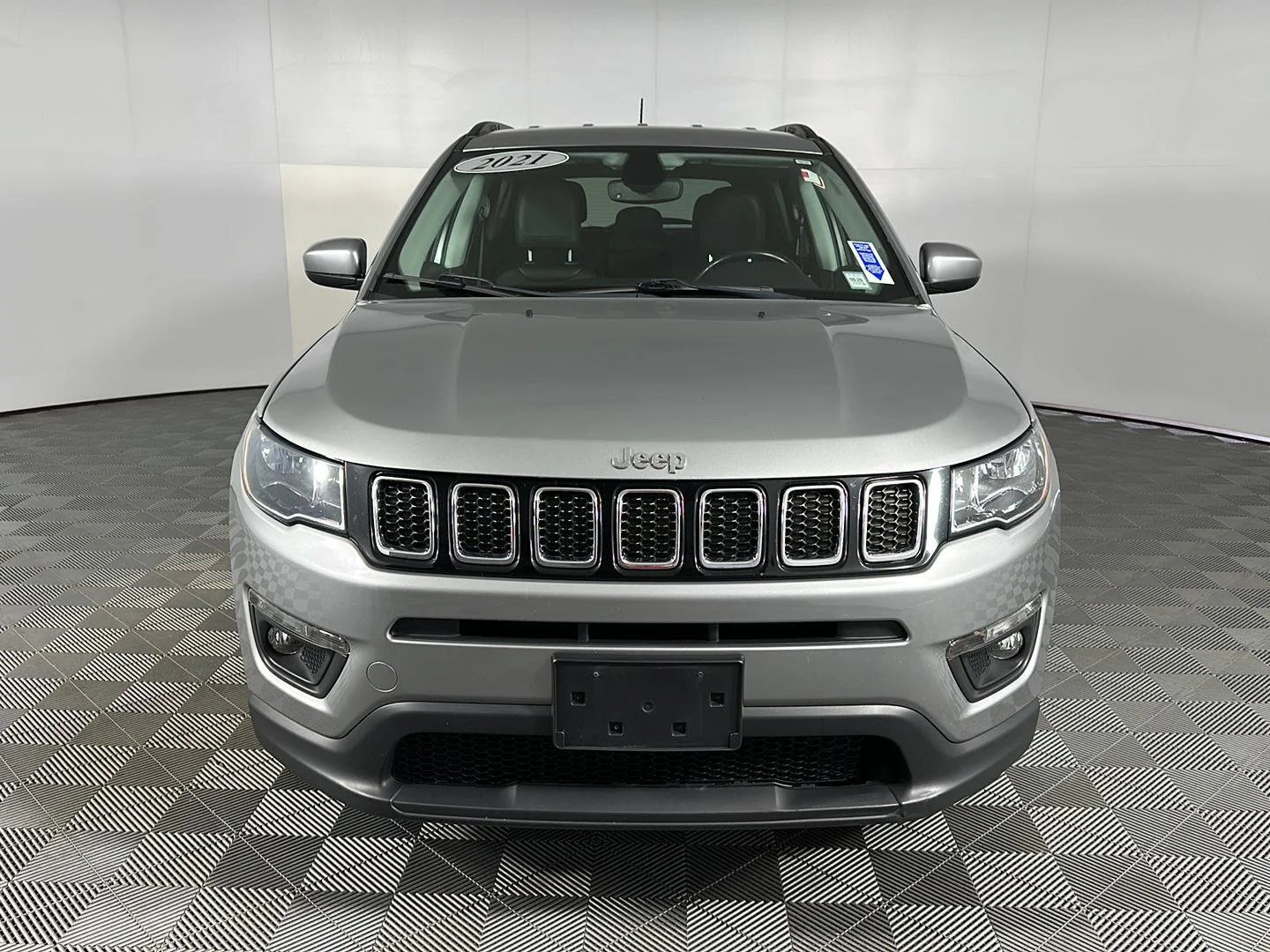 Used 2021 Billet Silver Metallic Clearcoat Jeep Latitude image 4
