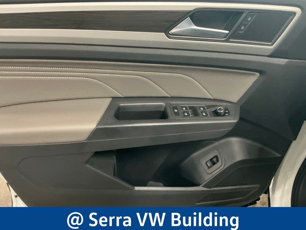 Used 2023 Pure White Volkswagen 3.6L V6 SE w/Technology image 17