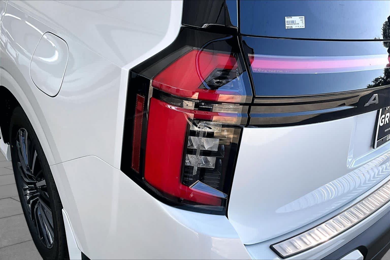New 2026 Everest White TriCoat / Super Black Two-tone Nissan Platinum Reserve image 12