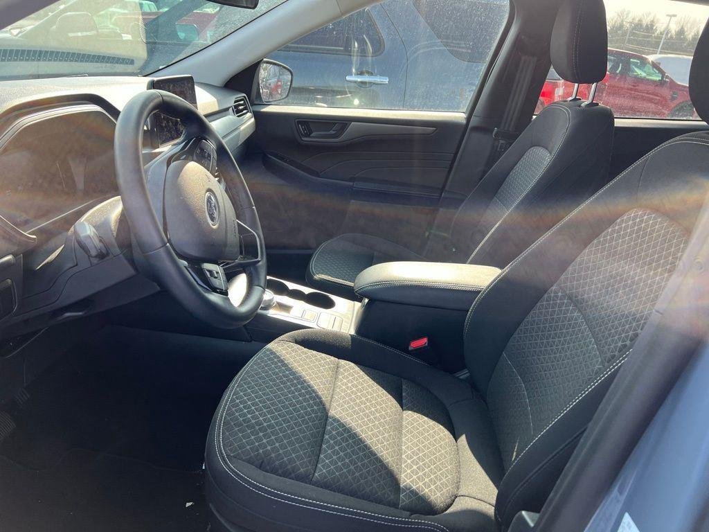 Used 2025 Vapor Blue Ford Active image 5