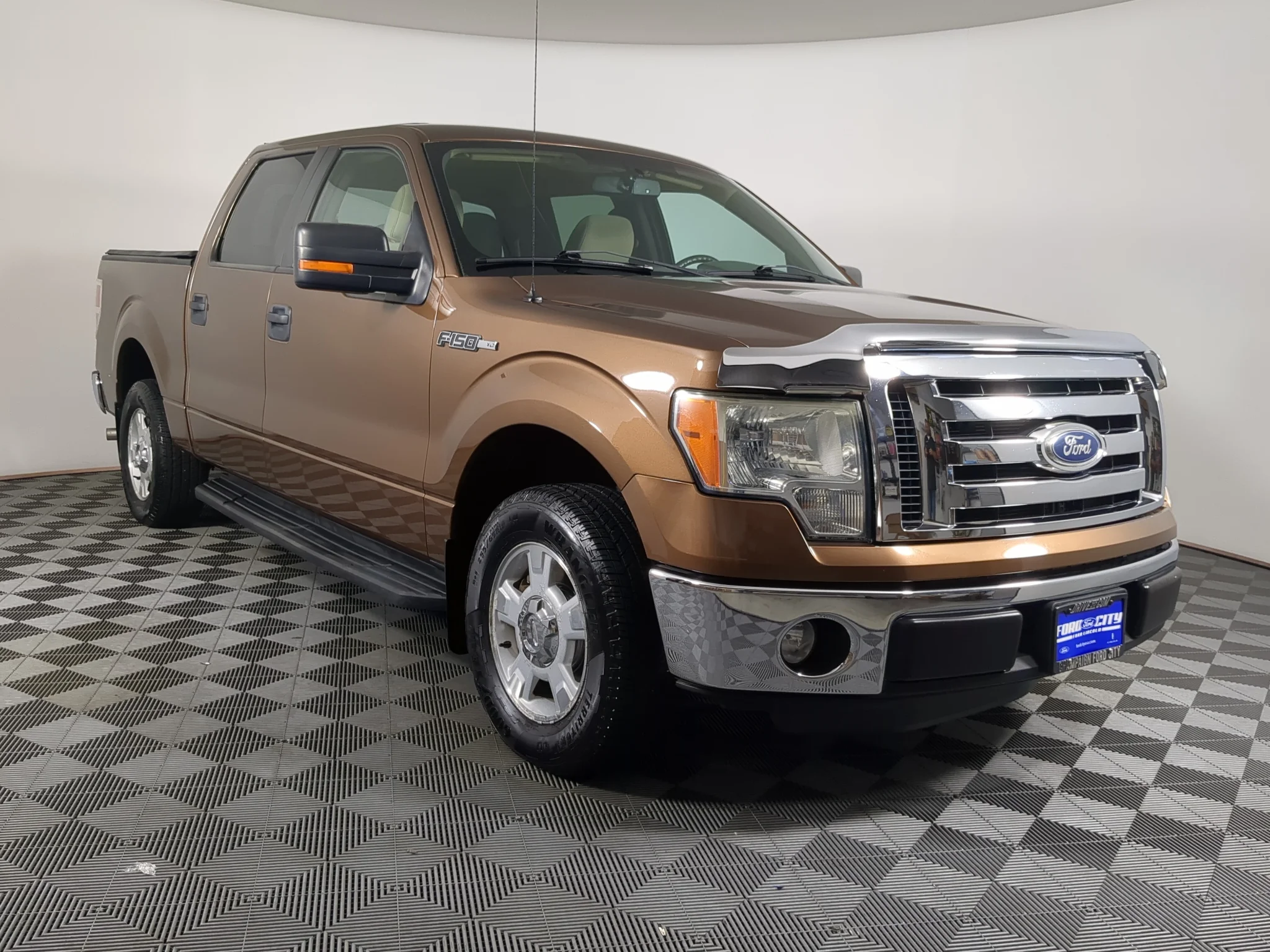 Used 2011 Golden Bronze Metallic Ford XLT image 3