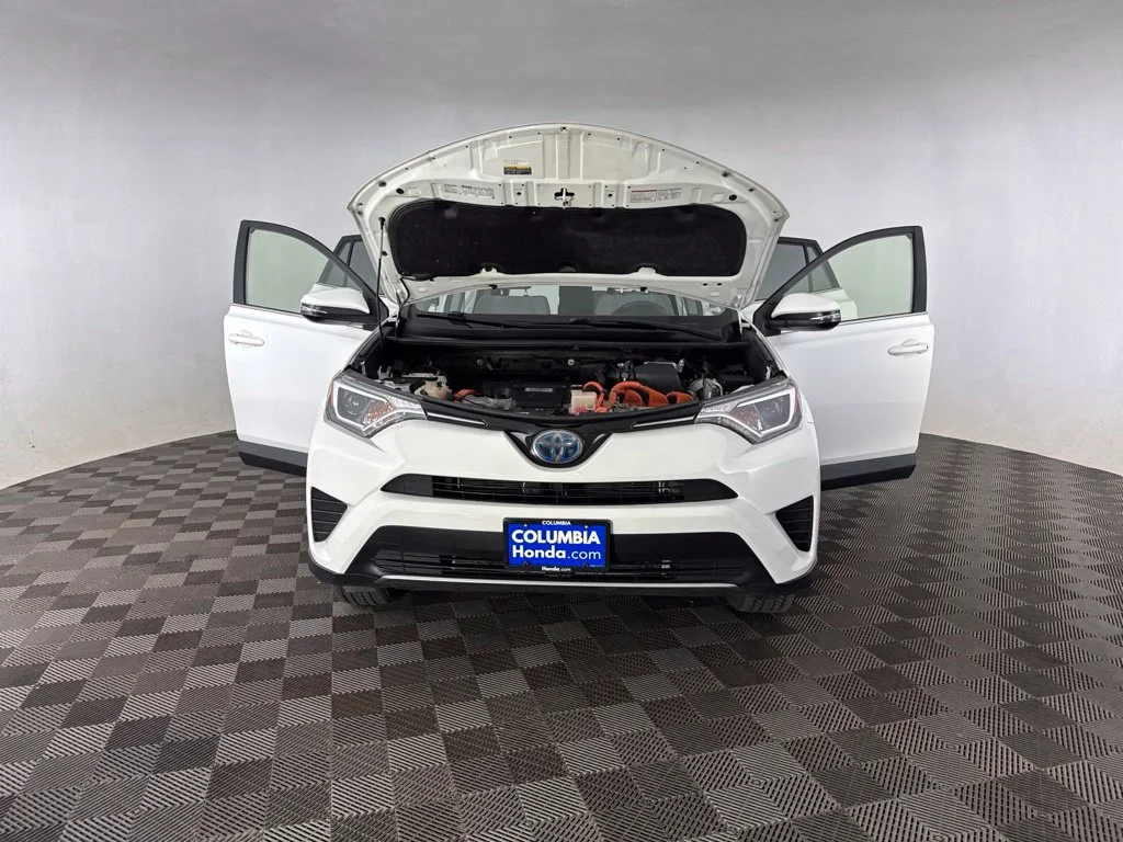 Used 2018 White Toyota LE image 18