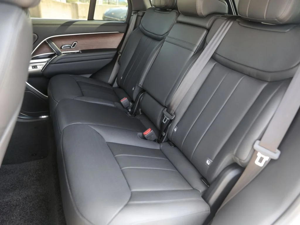 New 2025 White Land Rover SE image 27