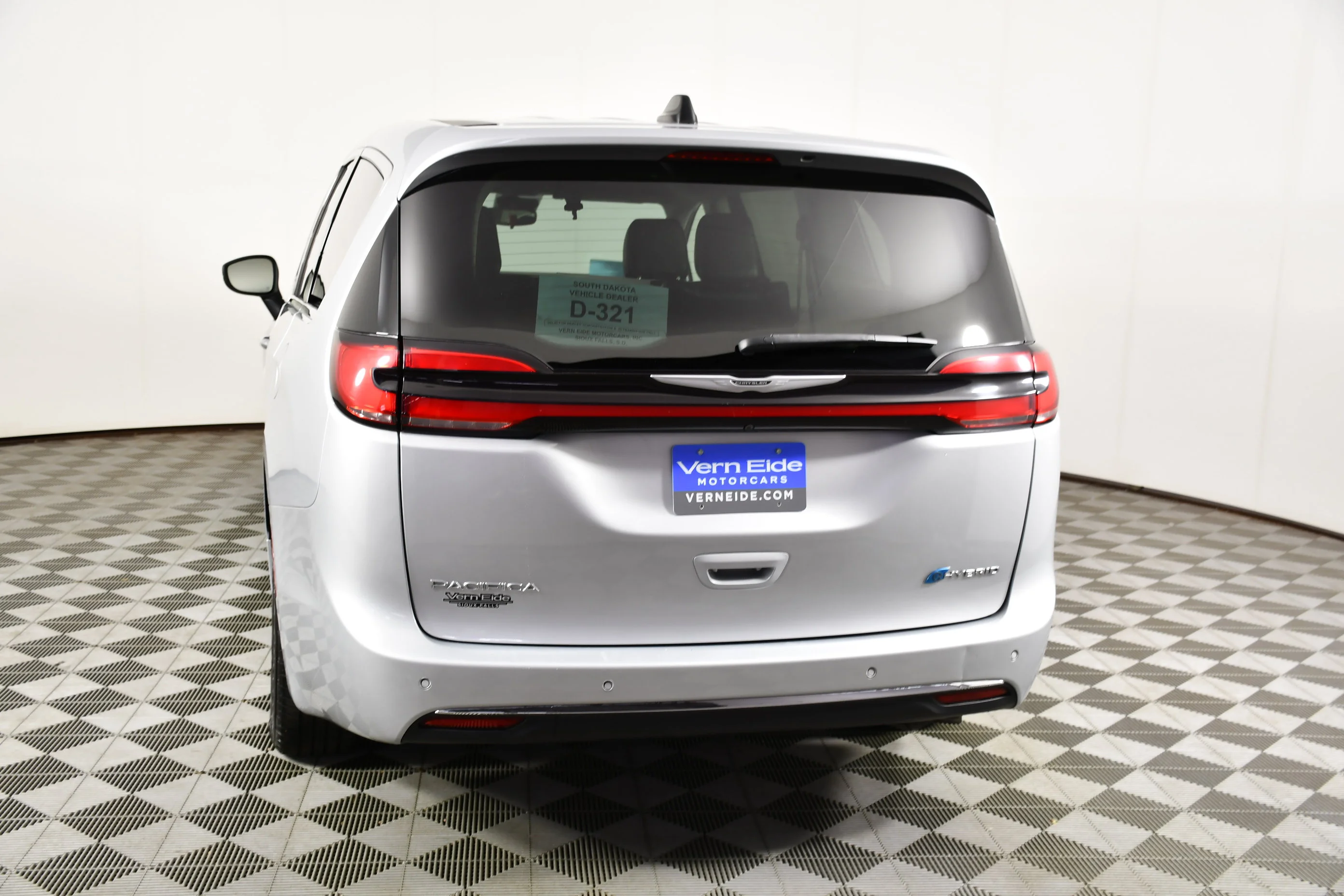 Used 2023 Silver Mist Clearcoat Chrysler Hybrid Touring L image 7
