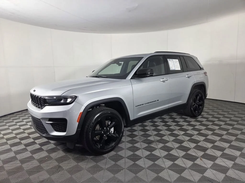 Used 2025 Silver Zynith Jeep Altitude image 4