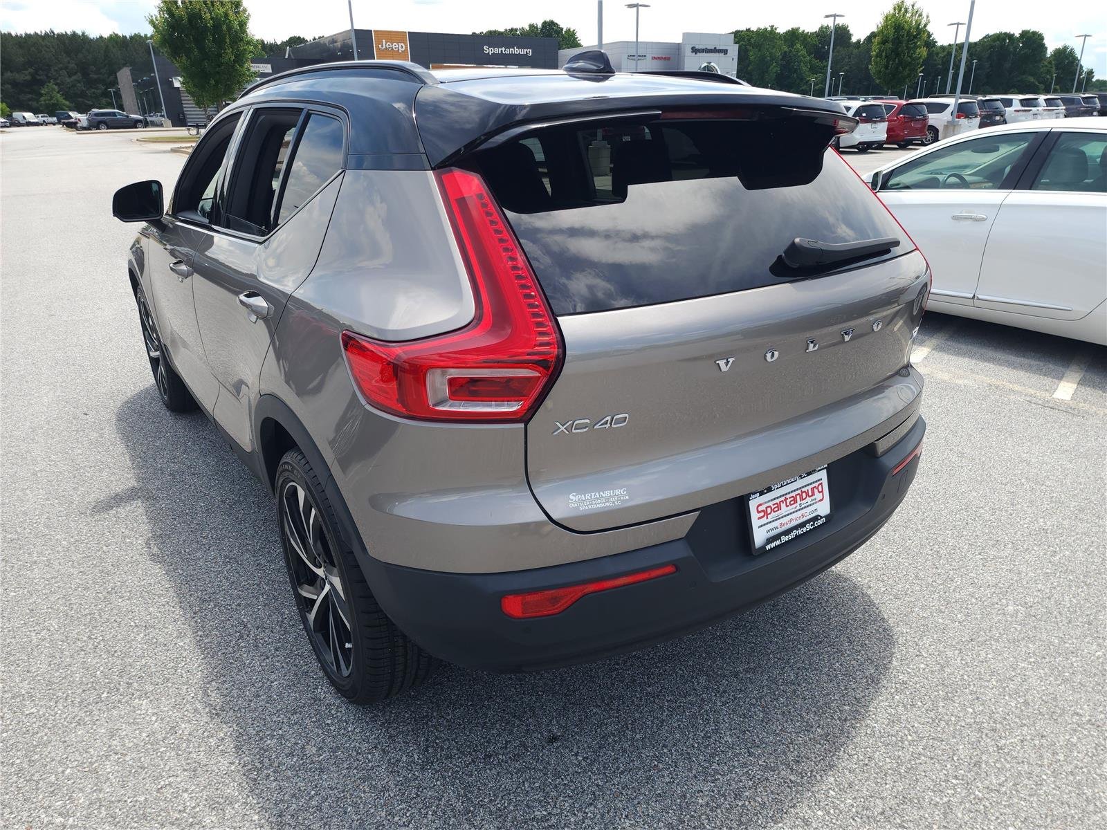 Used 2022 Pebble Grey Metallic Volvo R-Design image 4