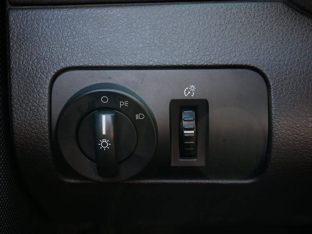 Used 2006  Ford V6 Premium image 18