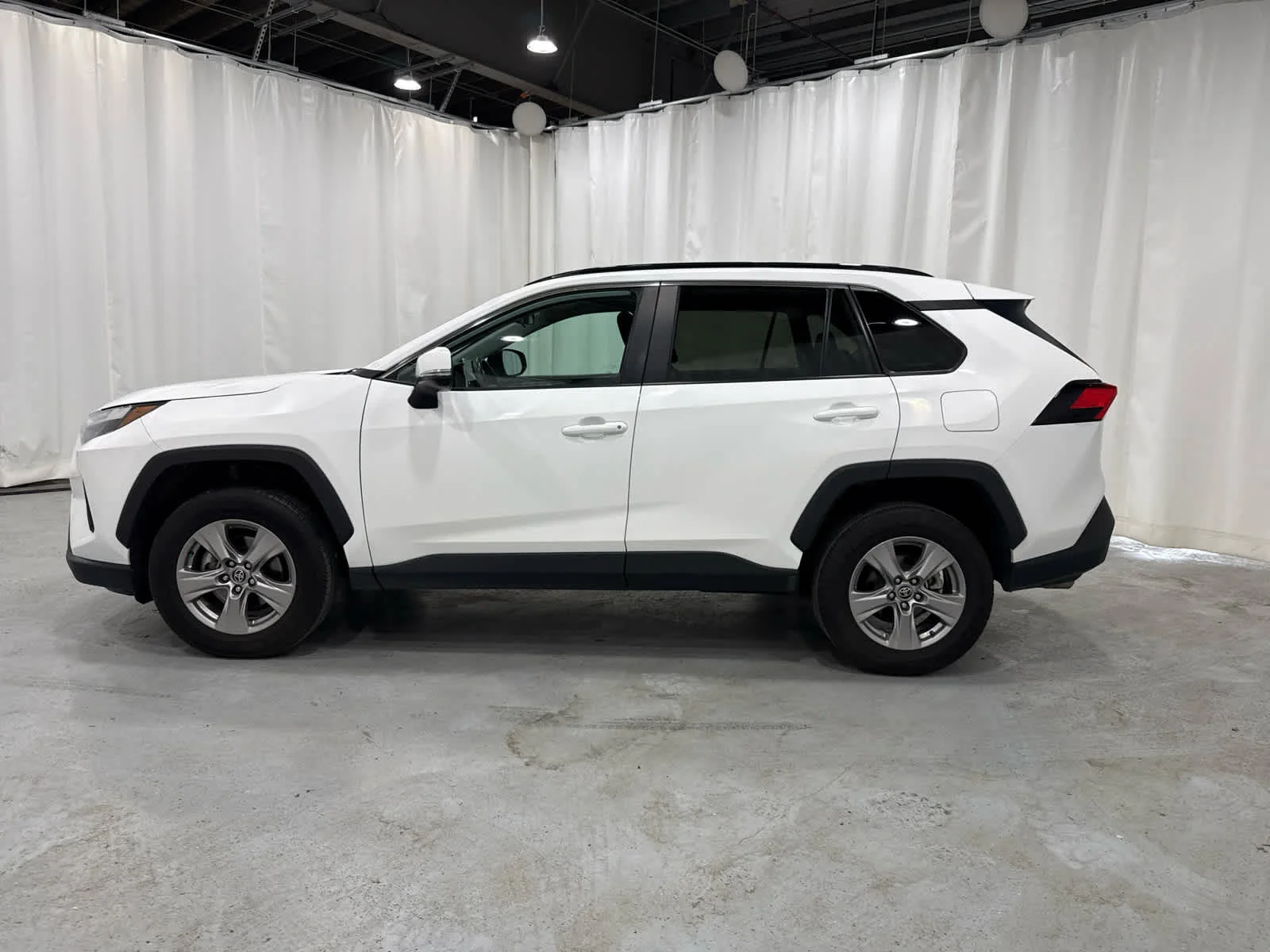 Used 2023 Whi/white Toyota XLE image 2