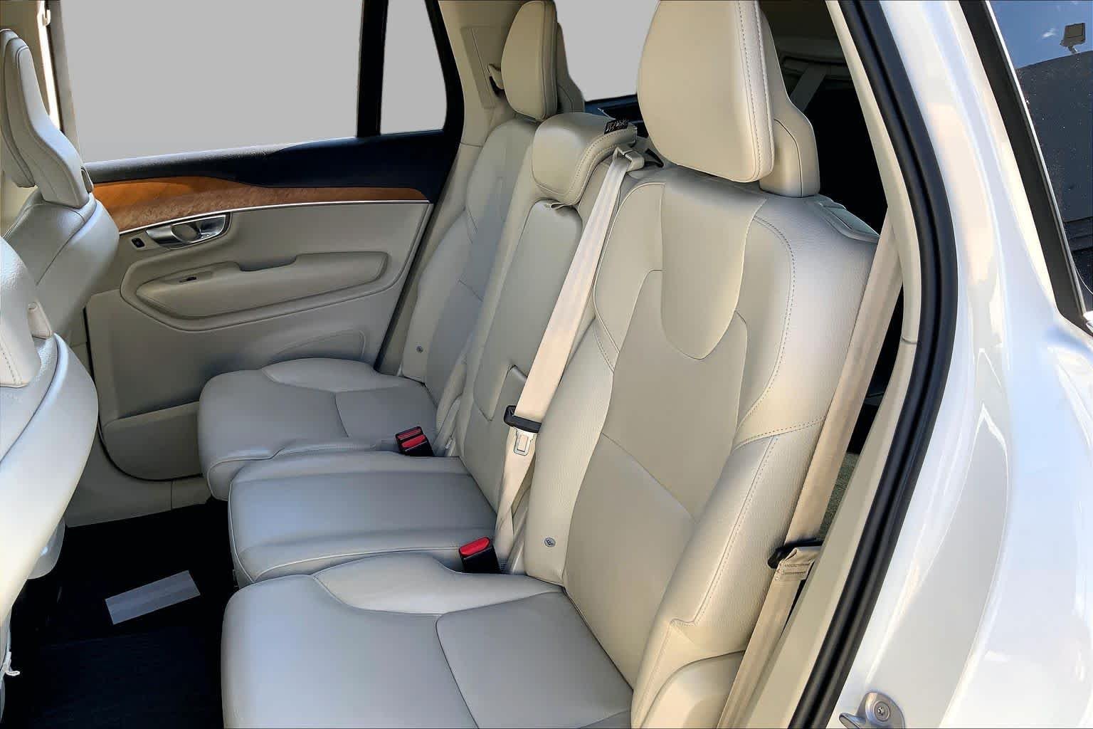 Used 2022 Crystal White Metallic Volvo Momentum image 18