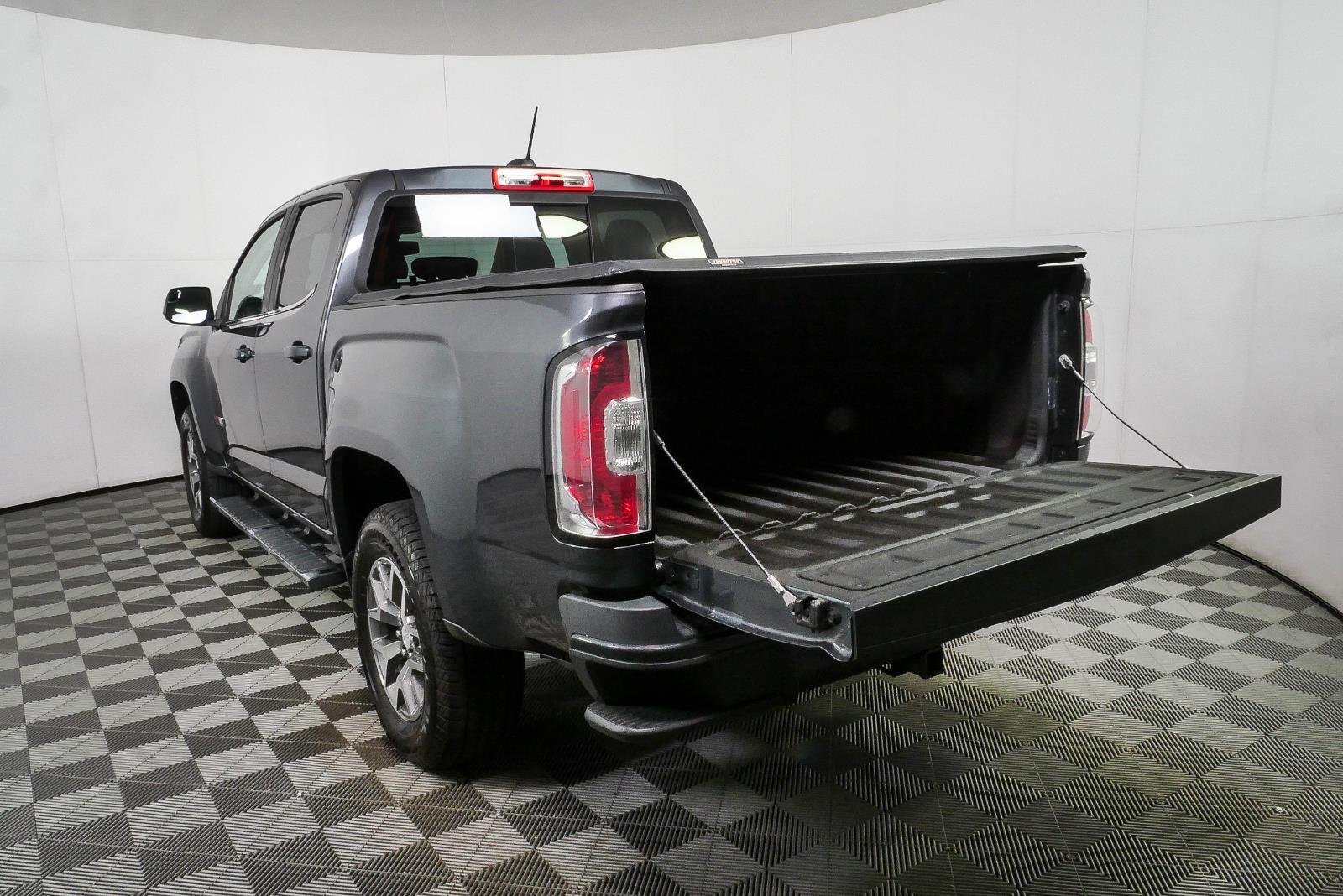 Used 2016 CYBER GRAY METALLIC GMC 4WD SLE image 29