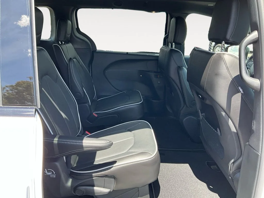 New 2026 Bright White Clearcoat Chrysler Limited image 12